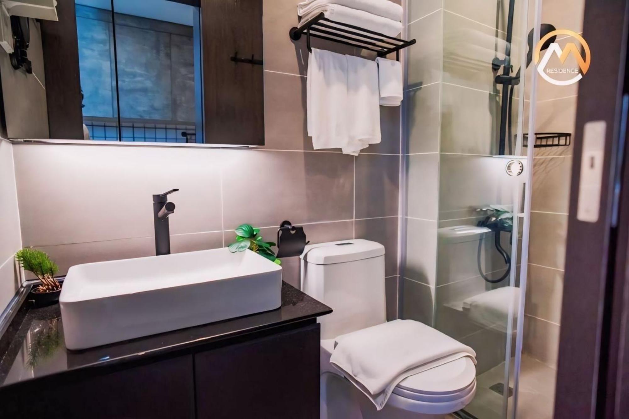 Serviced Unique Infinity Pool With Mekong River View Apartment