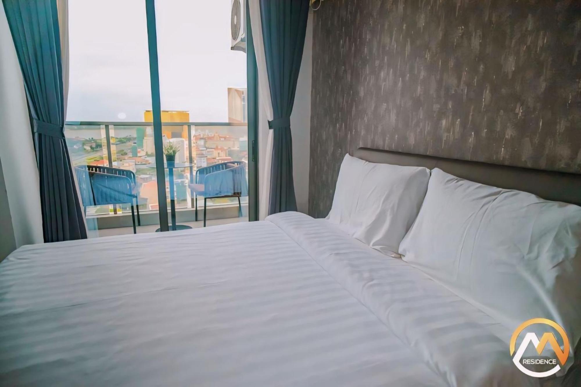 Serviced Unique Infinity Pool With Mekong River View Apartment