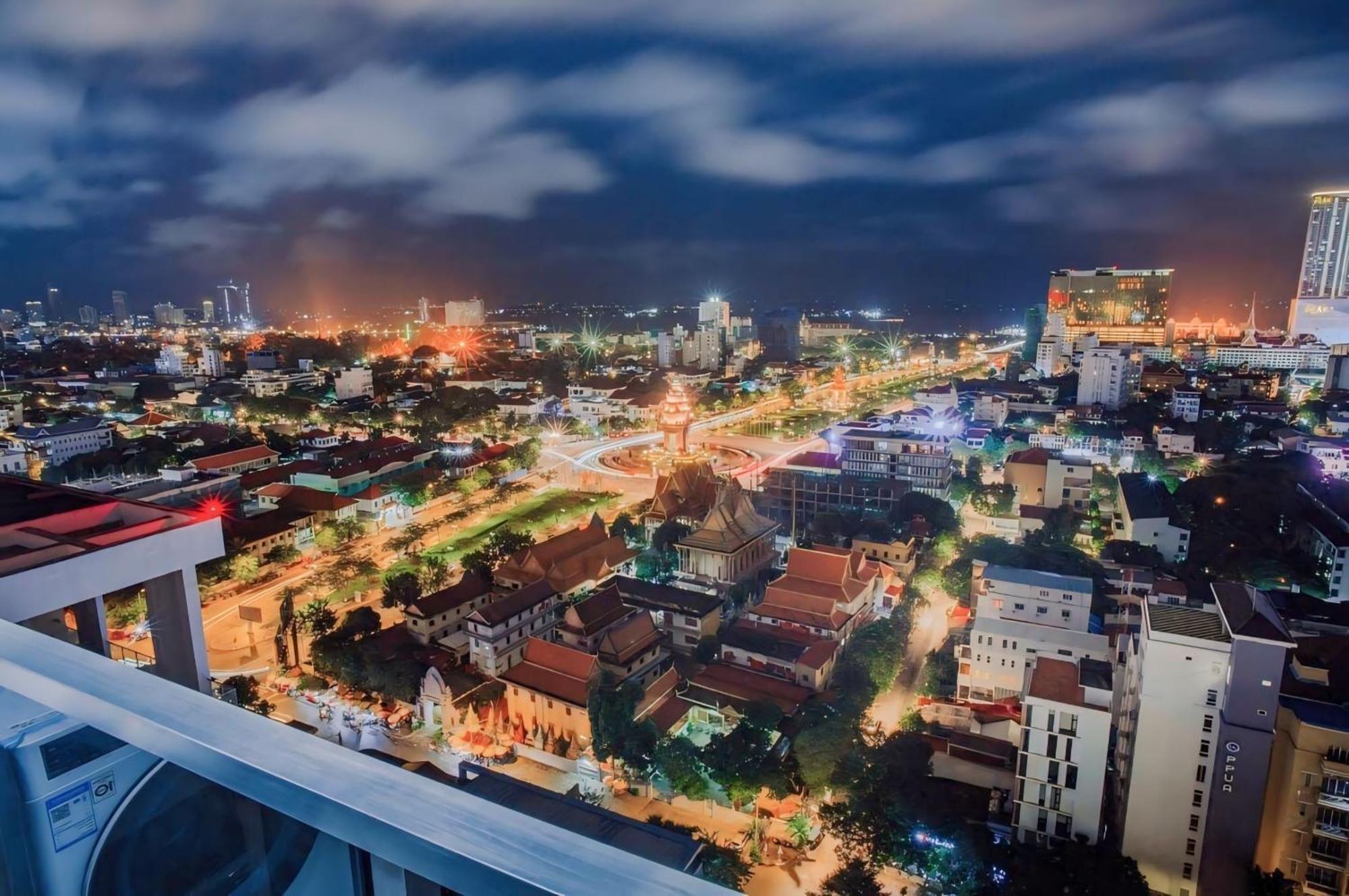 Serviced Unique Infinity Pool With Mekong River View Apartment *